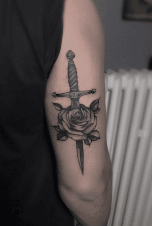  🌹 Rose and dagger 🗡 #rose #dagger 👍#roseanddagger #rosetattoo #rosa #tatuaje rosas #barcelona #essen #sword #espada #armtattoo 