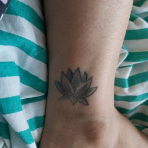 Wanted to get a shaded blue lotus but was told that the color shall not last longer. So got this in black ink right next to the crucial vein in blue. Stands for spirituality, complimenting life. 