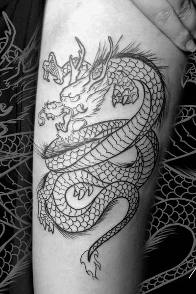 Tatuaje de dragón en Black and Grey ✨🐉 Free hand Vs Tatuaje