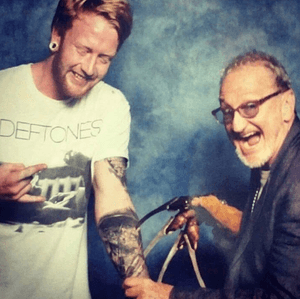 Three, four, better lock your door 😱👻 A throwback to when Edgar’s (@edgarivanov) awesome client got to show off his Freddy Krueger tattoo to the one and only @robert_b_englund!