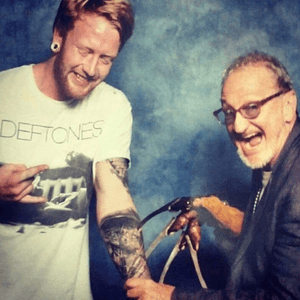 Three, four, better lock your door 😱👻 A throwback to when Edgar’s (@edgarivanov) awesome client got to show off his Freddy Krueger tattoo to the one and only @robert_b_englund!