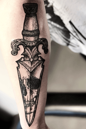 Dagger with skull