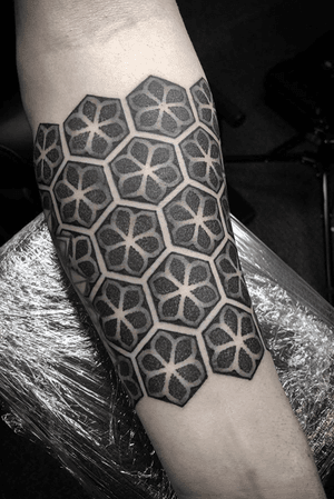 Done by Andy van Rens @swallowinktattoo @balmtattoo_benelux #tat #tatt #tattoo #tattoos #tattooart #tattooartist #blackandgrey #blackandgreytattoo #geometric #geometrictattoo #omfgeometry #dailydotwork #geometrip #graphic #graphictattoo #graphicdesign #arm #armtattoo #inked #art #dotwork #dotworktattoo #ink #inkedup #tattoos #tattoodo #ink #inkee #inkedup #inklife #inklovers #art #bergenopzoom #netherlands