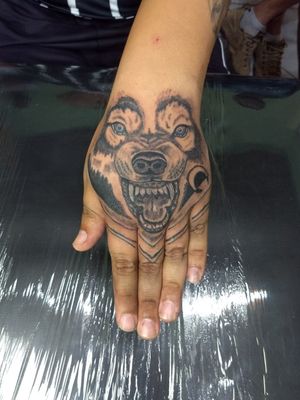 Lobo na mão #lobotattoo #lobo #tattoonamao