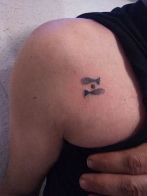 Pisces tattoo#Piscestattoo #Pisces #shouldertattoo #tinytattoo #coupletattoo #lovetattoo #tattoswithlove #makingmagic #dotworktattoo #tinydots #dotwork #blacktattoo #Piscis #zodiactattoo #zodiacsign #zodiac #Zenkyink #Zenkyinktattoo #haciendomagia #tatuajesconamor #tatuajedepareja #hombro #zodiaco #signozodiacal #tatuajespequeños 🇲🇽Juarez, Chihuahua México 🇲🇽6561318305Tattoodo.com/ZenkyinkFb.com/ZenkyinkInstagram @Zenkyink