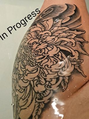 #tattooinprogress #tat #tattoo #tattooart #tattooartist #color #colortattoo #chrysanthemum #chrysanthemumtattoo #japanese #japanesetattoo #ink #inked #inkedup #art #gorinchem #netherlands 