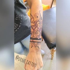 Sleeve tattoo media manga brazalete Mehndi bartender con líneas 