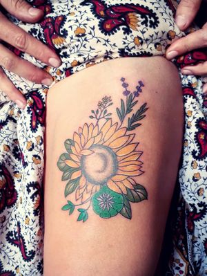 Sunflower Tattoo #ink #inked #inkedgirl #inkedlife #inkedup #inkedwoman #tattoogirl #tattoowoman #femaletattoo #femaletattooartist #femaleartist #womensempowerment #art #artwork #girlspower #desing #desingtattoo #proyect #work #flowertattoo #flowerpower #sunflower #sunflowertattoo #ensenada #bajacalifornia #mexico 