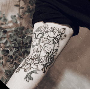 Flowers composition ________________#flowers #botanical #kievtattoo #tattooedkiev #flowertattoo #tattooedgirl #prague #praguetattoo #amsterdam #warsaw 