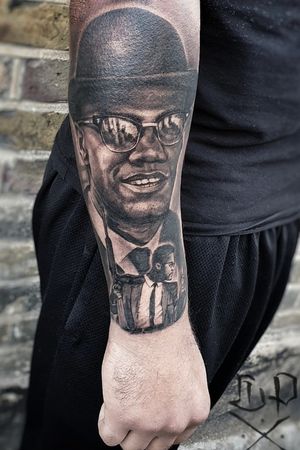 Impressive black and gray arm tattoo of Jamie Foxx, expertly done by Mauro Imperatori in a realistic style.