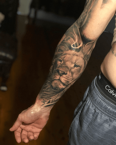 The lion is a symbol of deathless courage, strength, fearlessness, bravery and royalty. #googlesays ☺️ on my good buddy. @rip_duncan @garageinkmanor @swashdrive_tattoo_official @z00tatt00 @aftercareh2ocean @starbritecolors #liontattoo #strength #love #loyalty #heart #king #power #wisdom