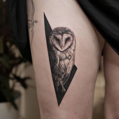 When the owl sings, the night is silent. - Charles de Leusse . #owl #day #night #darkness #light #tattoo #realism #realistictattoo #fineline #details #blackwork #tattoooftheday #photooftheday #geometric #simplicity #feathers #truecanvas #blxckink 