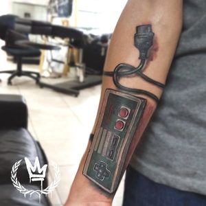 Joystick 🕹️ Nintendo NES ! ⚡..El cliente trajo uno propio, le sacamos fotos, lo intervenimos con photoshop y lo tatuamos! Excelente experiencia!...#nintendo #nes #juego #joystick #game #neotraditional #realistic #color #tats #tattoo #tattuagen #tattoolife #tattuaggi #tatuaje #tatuadores #superfun #ps #photoshop #digitalink #ink