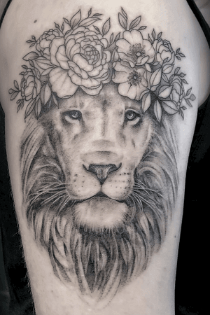 Lion with crown of Flowers, partially Freehand #lion #liontattoo #girly #femenine #femenino #elegant #elegante #flores #flowers #weiblich #zart #fineline #oberarm #armtattoo #tattoosforgirls #tattoosforwoman #tatuajesparachicas #tatuajesfemeninos 