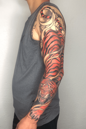 Tiger Long sleeve (@Riahn_tattoo)