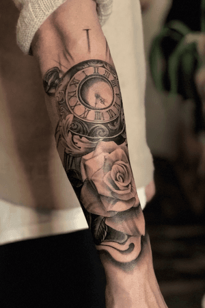 TIME ⏱ #slar #ink #tattoodo #milan #rose #realisticrose #clock #chicanotattoo #tatuaggio 