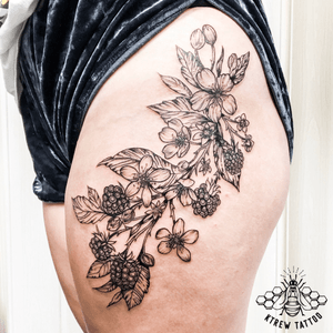 Botanical Brambles Blackberries Tattoo by Kirstie Trew • KTREW Tattoo studio • Birmingham, UK 🇬🇧 #botanicaltattoo #bramblestattoo #blackberriestattoo #blackworktattoo #tattoo 