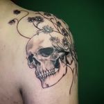 #tattoo #tattoos #shouldertattoo #berlintattooartist #berlintattooists #tattoolove #tattoodo #ink #tatts #instatattoo #instaartist #tttism #tätowierung #berlintattoo #guiartwork #skull #skulltattoo #twinskull #twinskulls #daisyflower #daisyflowertattoo #daisyskull #blackandgrey #tattoolife #darkartists #tattoooftheday #subculturetattoo #berlintattooer #realismtattoo