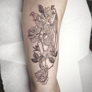 @blank.in.k
dragon and flowers on inner bicep
full day session
blackwork style