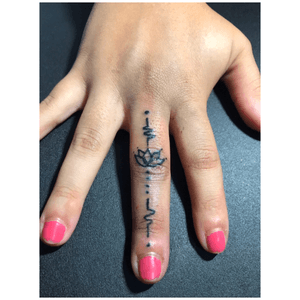 Finger Tattoo by Erika Marie #ErikaMarie #E.m_xo  #Fingertattoo #Handtattoo #Finger #Tattoo 
