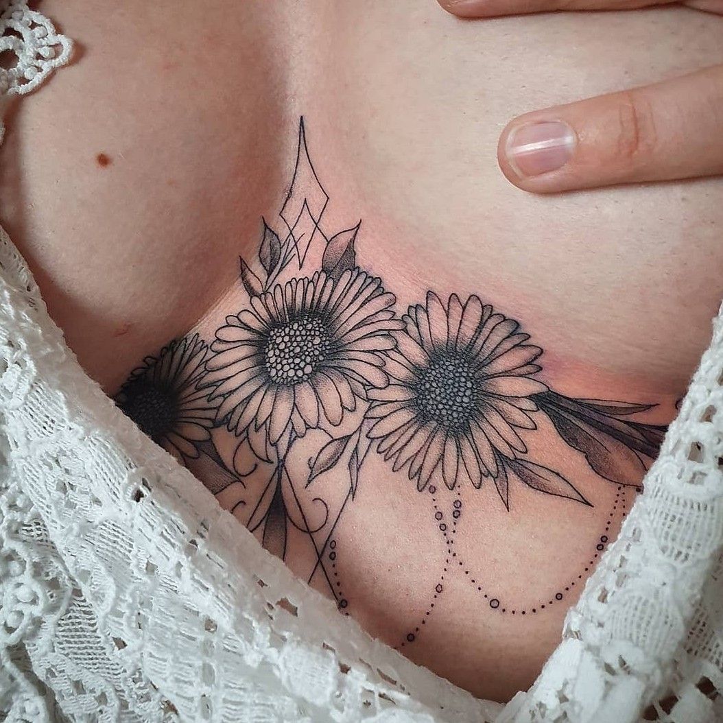Chloe Rawsthorne sur Twitter  Sunflower  satlikeachamp  boobiechandelier sunflower sunflowertattoo blackandgreytattoo  blackandgrey underboobtattoo sternumtattoo flower floral tattooed  tattoo tattoos tattooart tattooartist 