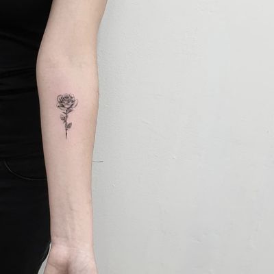 #rose #minimalistic #fineline #forearm #blackandgrey 