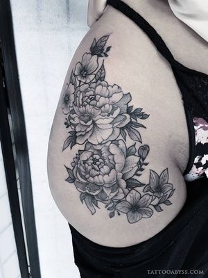 Dotwork floral arm band - Tattoo Abyss Montreal