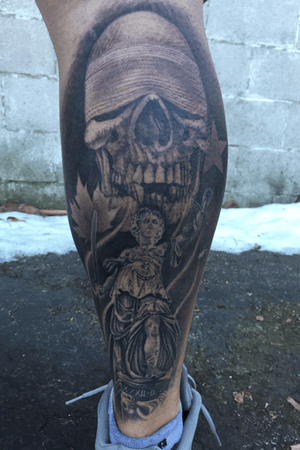 A really dark photo of this calf-piece from 2018. Done in 2 sessions approximately 10-11 hours total. Lady justice with blindfolded skull for a Canadian immigrant.