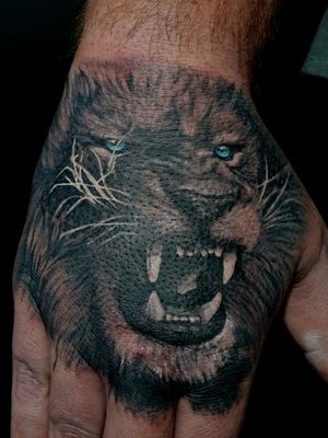 Lion on a hand done today #lion #liontattoo #handtattoo #hand #blackandgrey #blackandgreytattoo #blueeyes 
