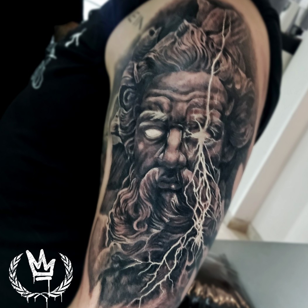 Tattoo uploaded by Renzo Marchi • Dioses antiguos ⚡?⚡ . . . #dioses #gods # rayos #centollas #ray #thunders #tats #tattoo #tatuaje #tattuagen  #tattuaggi #realistic #grises #gray #anger • Tattoodo