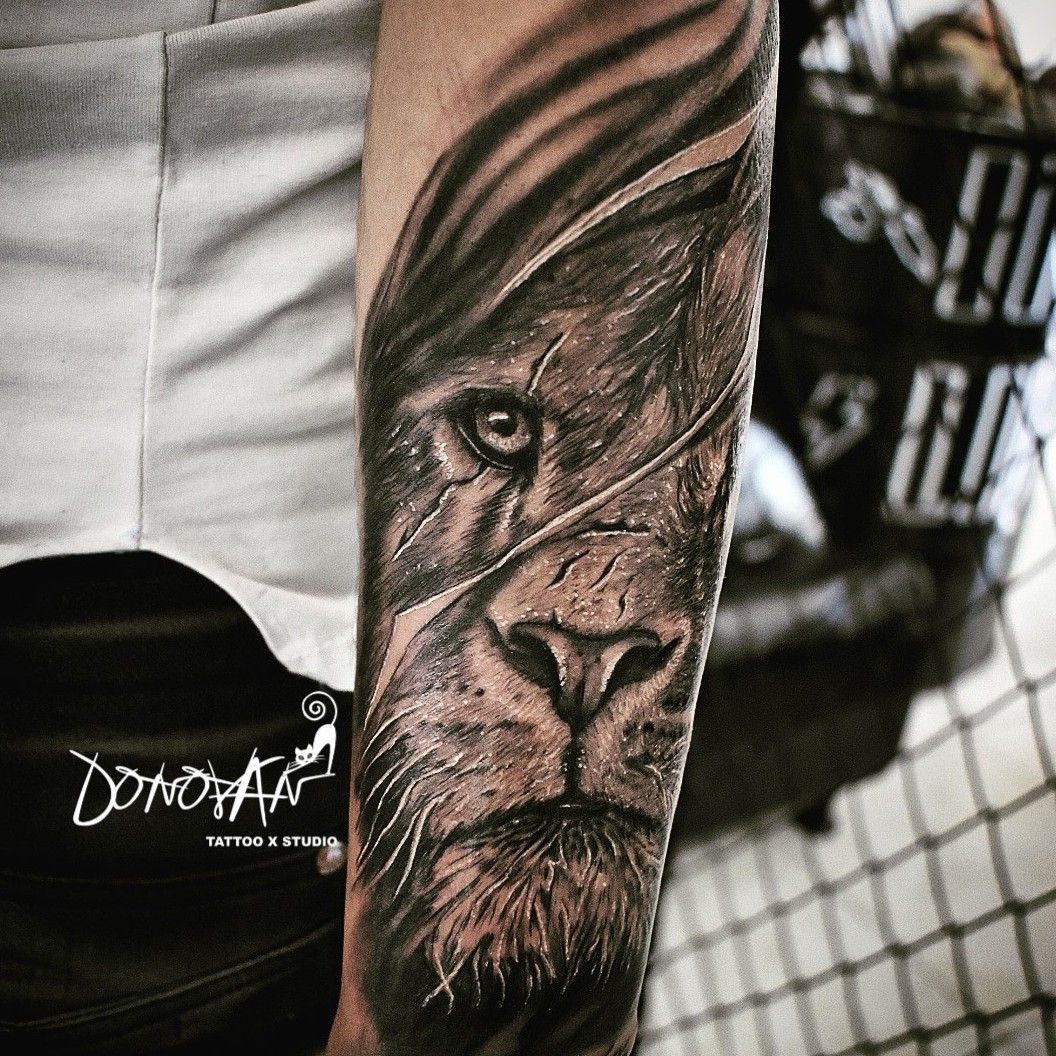 Tattoo uploaded by Donovan Vargas • Un viejo León muy guerrero y con  cicatrices ?? #DonovanTattoos #tattooleon #tatuajeleon #tattoo #tattoart  #tatuajestunja #tattooed #tattooink #tattooist #art #realistictattoo  #sombrastattoo • Tattoodo