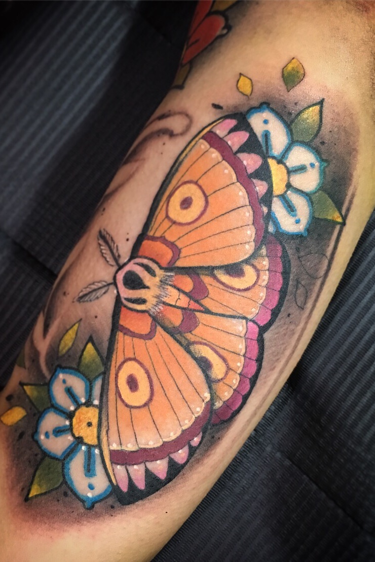 Tattoo uploaded by José • Polilla y flores neotradicional • Tattoodo Tattoo uploaded by José • Polilla y flores neotradicional • Tattoodo