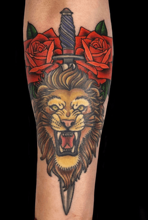 Neotraditional lion, dagger, and roses.