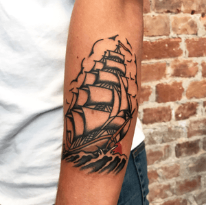 Come sail your ships around me, And burn your bridges down. DM me for questions🍸 Instagram: rose_hsueh                                                                     #traditionaltattoo #boldwillhold #tatuering #södermalm #eurotradtattoo #brightandbold #oldlines #tradwork #traditionaltattoos #oldschooltattoos #oldworkers #刺青