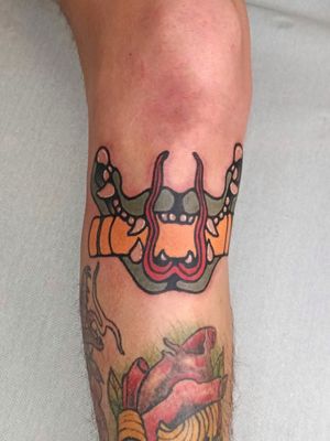 Tatuaggio sotto il ginocchio rappresentante la bocca di un Oni giapponese, eseguito in una seduta