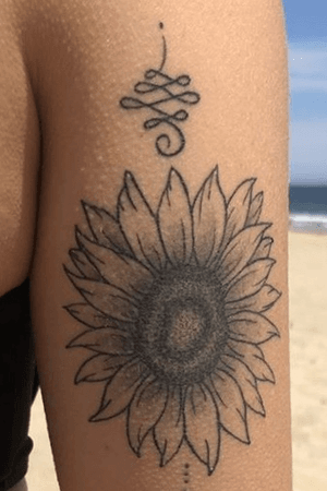 Healed custom sunflower tattoo #flower #flowers #flowertattoo #floral #floraltattoo #blackandgrey #blackandgreytattoo #linework #lineworktattoo #sunflower #sunflowertattoo #unalome #unalometattoo #healed #healedtattoo