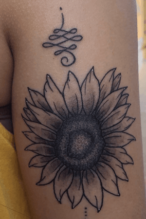 Immediately after custom sunflower tattoo #flower #flowers #flowertattoo #floral #floraltattoo #blackandgrey #blackandgreytattoo #linework #lineworktattoo #sunflower #sunflowertattoo #unalome #unalometattoo