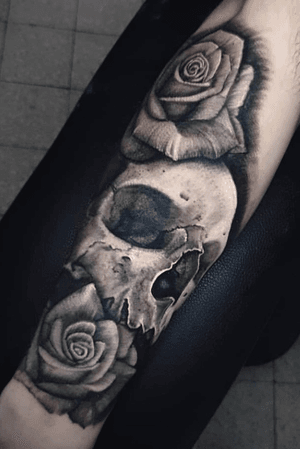 Classic skull and roses combo by @hobotattoo 