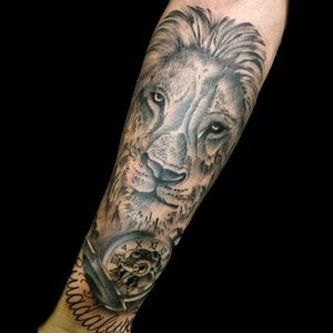 Uno de recien.. #tattoo #inked #ink #leon #lion #liontattoo #leontattoo #reloj #relojtattoo #relojantiguo #blackandgrey #grises #luchotattoo #luchotattooer #pergamino
