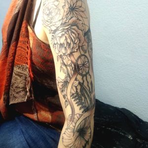 #sleeve 🌹🌹 #roses #linework #highlights #dreamcatcher #lillies #vegetatattoo