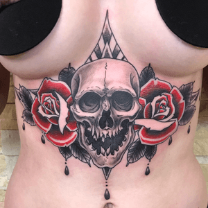 Classic combo skull/roses underboob tattoo. #neotraditional #traditional #underboob #underboobtattoo #girlswithtattoos #359tattoo