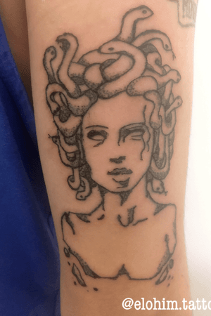 Estátua da Medusa, blackwork e pontilhismo! @elohim.tattoo no instagram