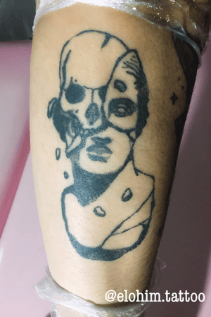 Tattoo já cicatrizada! Estátua blackwork e pontilhismo @elohim.tattoo no instagram