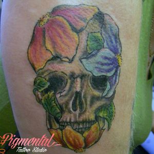 Flowery Skull Tattoo #Skull #SkullTattoo #GirlySkull #Petals #FlowerSkull #Girly #GirlyTattoo #Feminine #FeminineTattoo 