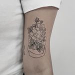 #tattooart #instatattoo #tatuajes #flowerstattoo #womantattoo #fineline#Goiania #floral flowers #suicidegirl 