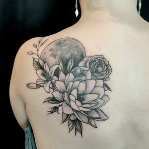 Moon ans flowers tattoo