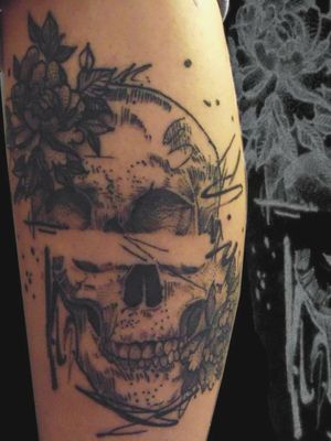 Tattoo de @nefta.or #blackwork #tattooart #dotworktattoo #blackwork #granada #tatuajes #craneo #backtattoo #blackink #granada #granadatattoo 