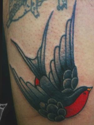 Tattoo de @nefta.or #oldschooltattoos #tattooart #tattoogranada #tattoospain #traditionaltattoo #traditionaltattoos #tradicional #dinamicink #intenzeink #redink #blackin en @EmberaT.T 