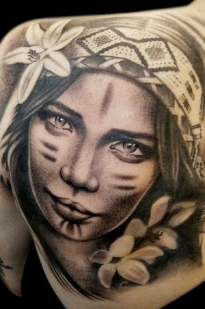 Indian girl #indiantattoos #tattooart #blackandgrey #realistictattoo #lucatattooart #tattoorealistico #indiangirl #lucagelosa