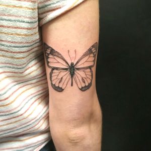 Tattoo realizado por @nefta.or #blackwork #tattooart #dotworktattoo #dotwork #tattooart #emberatallerdetatuajes #tattoo #tattoogranada #ink #inked #dinamicink #butterflytattoo #butterfly #mariposa  